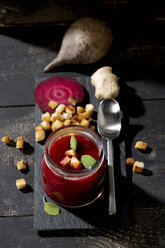 Beetroot soup with croutons - MAEF009913