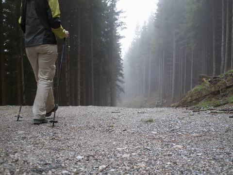 Österreich, Maria Alm, Wanderin auf Waldweg, lizenzfreies Stockfoto