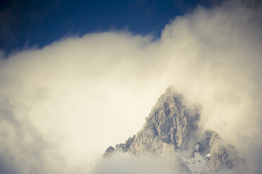 Österreich, Bundesland Salzburg, Maria Alm, Berg im Nebel - NNF000189