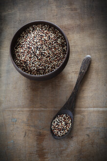 Holzlöffel und Schüssel mit ungekochten Quinoa Tricolor-Körnern - EVGF001367