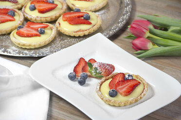 Mürbeteigkuchen mit Vanillecreme, Erdbeeren und Heidelbeeren - YFF000341