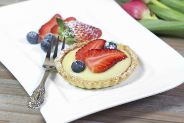 Mürbeteigkuchen mit Vanillecreme, Erdbeeren und Heidelbeeren - YFF000342