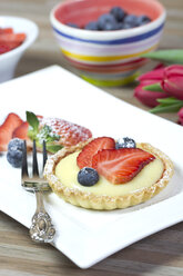 Mürbeteigkuchen mit Vanillecreme, Erdbeeren und Heidelbeeren - YFF000343
