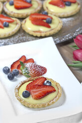 Mürbeteigkuchen mit Vanillecreme, Erdbeeren und Heidelbeeren - YFF000344