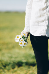 Beschnittene Ansicht einer Frau mit Blumen im Freien - JPF000027