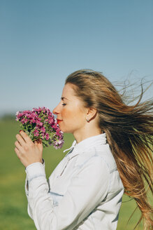Frau mit Blumen im Freien - JPF000028