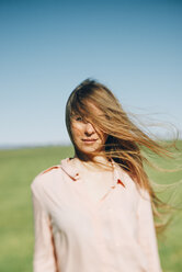 Porträt einer jungen Frau mit vom Wind zerzausten langen Haaren - JPF000030