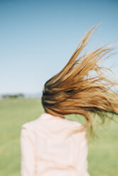 Wind bewegt langes Haar einer Frau - JPF000031