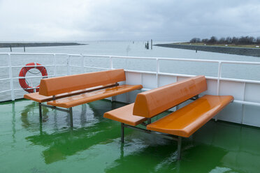 Deutschland, Bensersiel, leeres Ausflugsboot im Regen - WIF001572