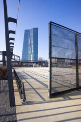 Deutschland, Frankfurt, Blick auf die Europäische Zentralbank mit Freizeitanlage im Vordergrund - JWAF000250