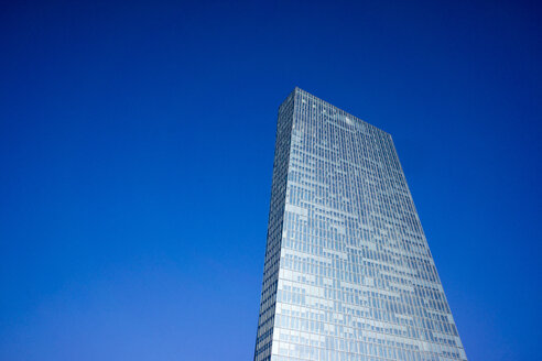 Deutschland, Frankfurt, Blick auf die Europäische Zentralbank vor blauem Himmel - JWA000251