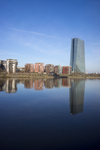 Deutschland, Frankfurt, Blick auf Europäische Zentralbank und Mehrfamilienhäuser, lizenzfreies Stockfoto