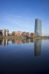 Deutschland, Frankfurt, Blick auf Europäische Zentralbank und Mehrfamilienhäuser - JWAF000254