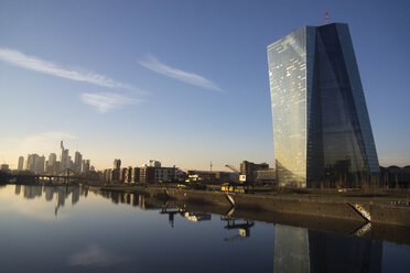 Deutschland, Frankfurt, Blick auf die Europäische Zentralbank und die Skyline der Stadt - JWAF000256