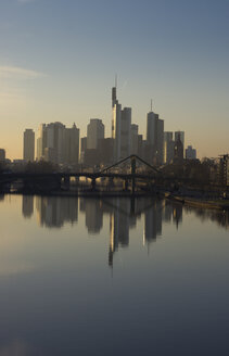 Deutschland, Frankfurt, Skyline mit Wasserspiegelung am Main im Vordergrund - JWAF000264