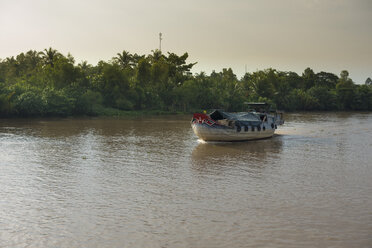 Vietnam, Mekong, Frachtschiff im Mekong-Delta - JWAF000259