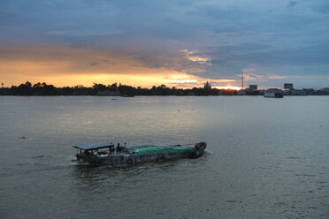 Vietnam, Mekong, Frachtschiff im Mekong-Delta - JWAF000260