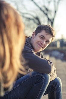 Deutschland, Berlin, Porträt eines lächelnden Teenagers, der seine Freundin beobachtet - MMFF000522