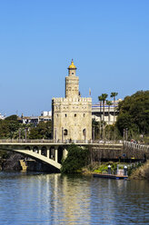 Spanien, Andalusien, Sevilla, Torre del Oro an der Uferpromenade - THAF001299