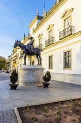 Spanien, Andalusien, Sevilla, Statue auf der Plaza de Toros - THAF001327