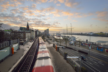 Deutschland, Hamburg, Sonnenaufgang an der Hafenkante - RJF000409