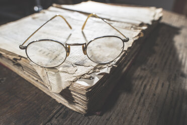Vintage glasses and old book - DEGF000382