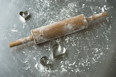 Rolling pin, flour and on wood cookie cutters on metal - MYF000928