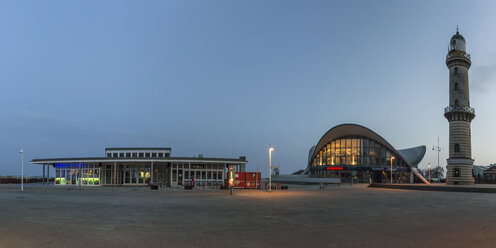 Germany, Warnemuende, restaurant Teepott and lighthouse at sunrise - MELF000045