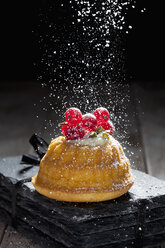 Mini Gugelhupf filled with ricotta and cream cheese garnished with red currants - CSF024937