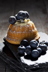 Mini-Gugelhupf gefüllt mit Ricotta und Frischkäse garniert mit Heidelbeeren - CSF024948