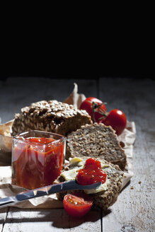 Eine Scheibe Brot und ein Glas Tomatenmarmelade - CSF024952