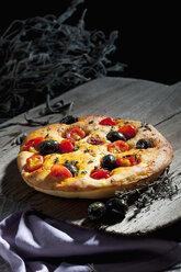 Foccaccia mit schwarzen Oliven, Tomaten und Oregano - CSF024960