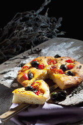 Sliced foccaccia with black olives, tomatoes and oregano - CSF024961