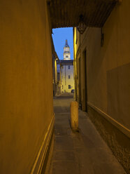 Italy, Piacenza, view through passage to church of San Francesco - LAF001370