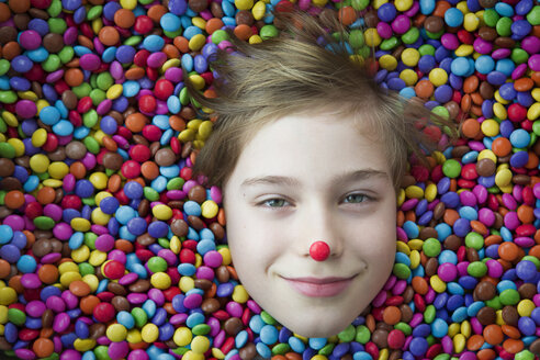 Boy bathing in chocolate buttons - JTLF000066