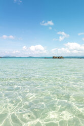 Philippinen, Palawan, El Nido, klares türkisfarbenes Wasser, blauer Himmel und eine kleine Insel - GEMF000119