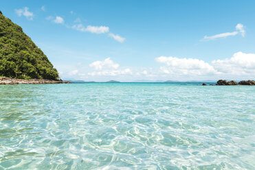 Philippinen, Palawan, El Nido, klares türkisfarbenes Wasser, blauer Himmel und eine kleine Insel - GEMF000118