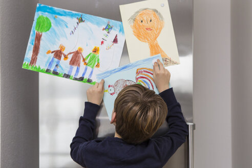 Boy fixed his drawings at fridge - JTLF000083