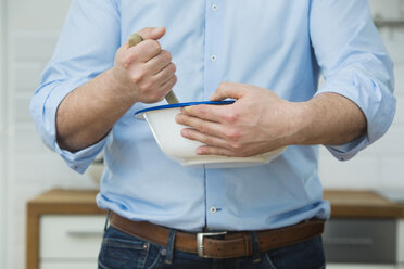 Man holding mixing bowl - JTLF000078