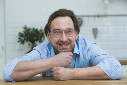 Portrait of smiling man wearing old-fashioned glasses - JTLF000080