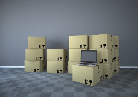 Versandkartons mit Notebook in einem Raum, 3d Rendering, lizenzfreies Stockfoto