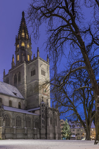 Deutschland, Baden-Württemberg, Konstanz, Blick auf das Konstanzer Münster am Abend, lizenzfreies Stockfoto