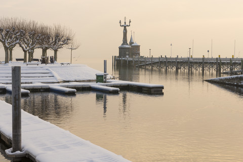 Deutschland, Baden-Württemberg, Konstanz, Bodensee, Hafeneinfahrt mit Imperia-Statue im Winter, lizenzfreies Stockfoto