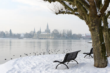 Deutschland, Baden-Württemberg, Konstanz, Bodensee, Blick auf Inselhotel und Konstanzer Münster im Winter - KEBF000054