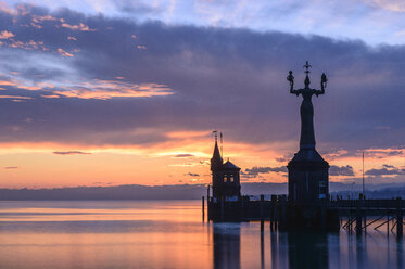 Deutschland, Baden-Württemberg, Konstanz, Bodensee, Hafeneinfahrt mit Imperia Statue im Winter, Sonnenaufgang - KEBF000056