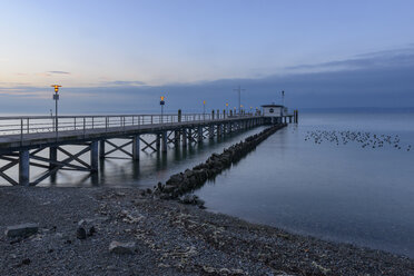 Deutschland, Baden-Württemberg, Hagnau, Bodensee, Steg am Morgen - KEBF000057