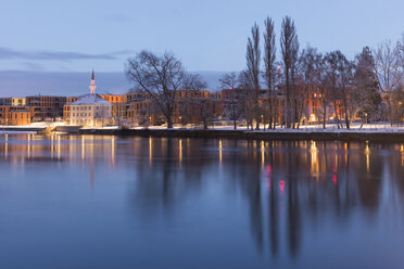 Deutschland, Baden-Württemberg, Konstanz, Bodensee, Blick auf Herose Park im Winter, Minarett der Mevlana Moschee im Hintergrund - KEBF000069