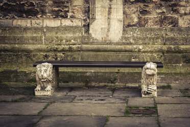 Germany, Brunswick, bench in front of Brunswick Cathedral - EVGF001339