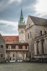 Deutschland, Braunschweig, Schlossplatz mit Rathaus im Hintergrund - EVGF001340