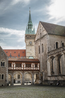 Deutschland, Braunschweig, Schlossplatz mit Rathaus im Hintergrund - EVGF001340